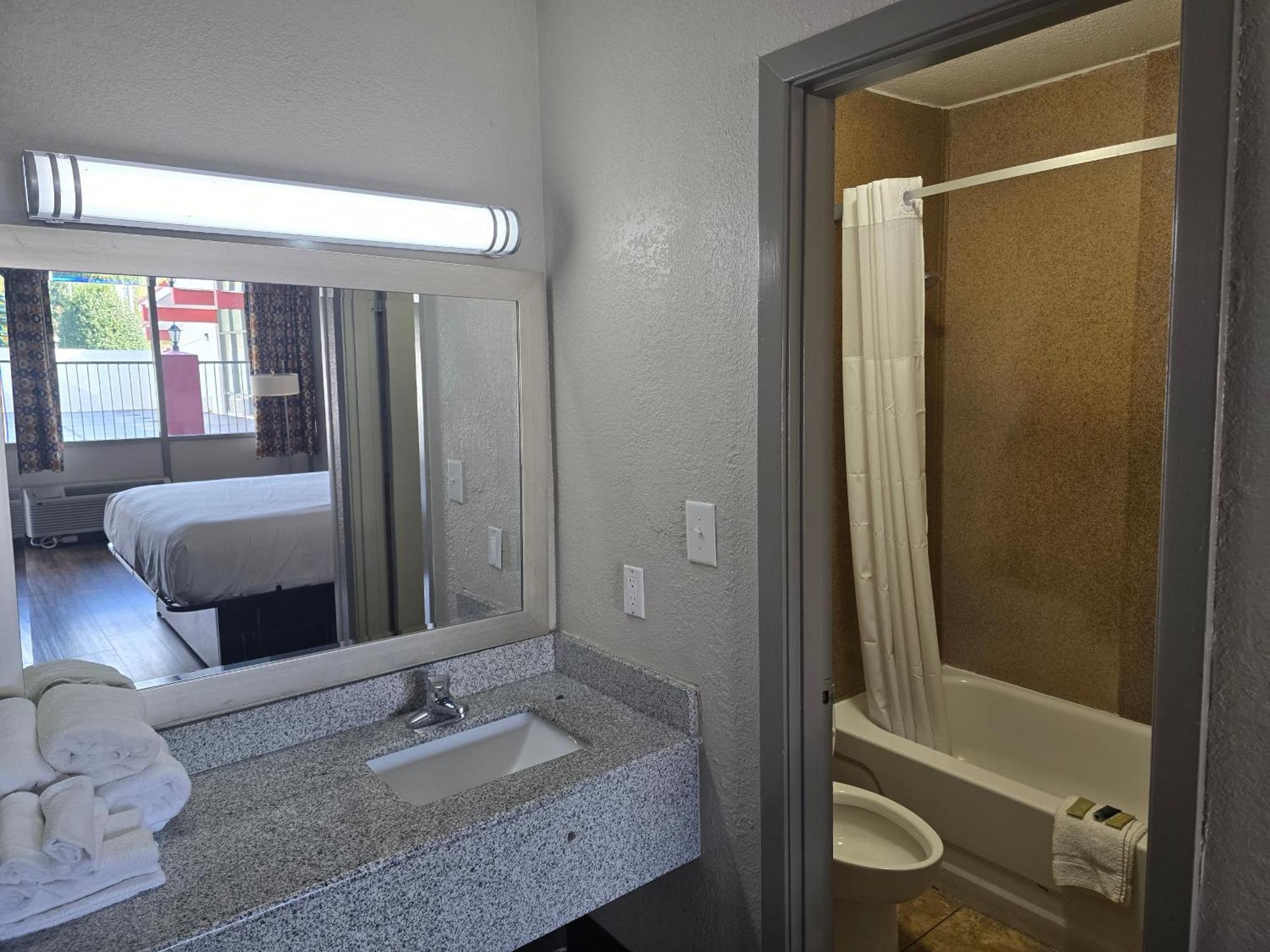 Days Inn By Wyndham Raleigh South Esterno foto